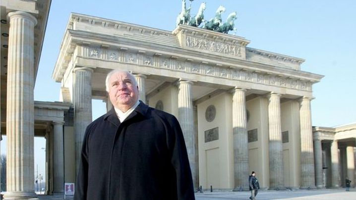 Former German chancellor Helmut Kohl passing the Brandenburg Gate during a private walk in Berlin