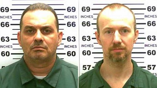 Escaped US inmates 'could be near Mexico'