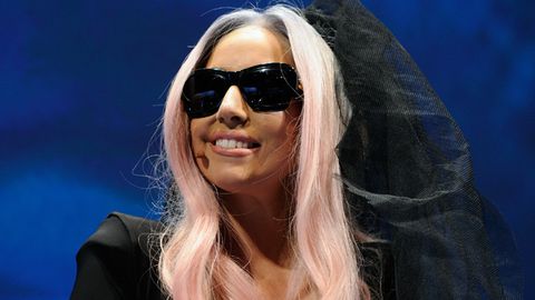 Gaga set to earn $100 million in 2011