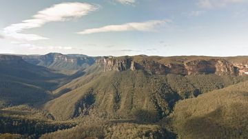 Bushwalkers have raised concerns for a young child spotted alone in a peculiar encounter on a Blue Mountains walking track today.
