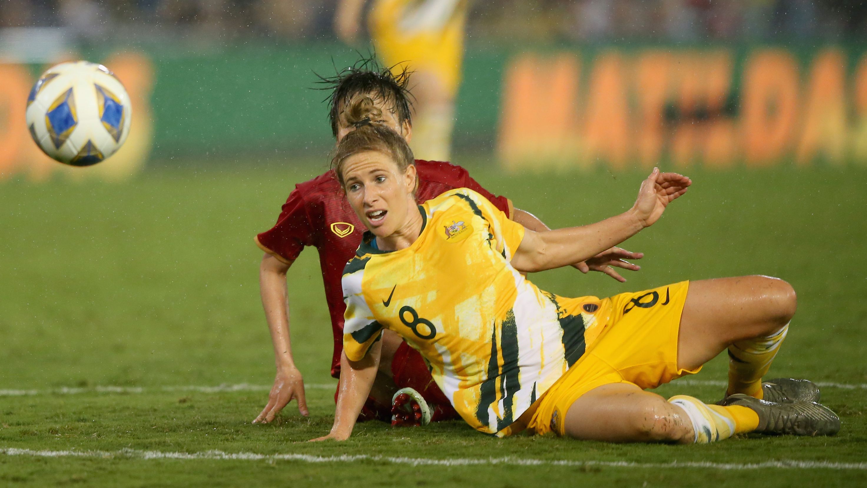 NEWCASTLE, AUSTRALIA - MARCH 06: Elise Kellond-Knight of the Australian Matildas contests the ball against Thai Thi Thao of Vietnam during the Women&#x27;s Olympic Football Tournament Play-Off match between the Australian Matildas and Vietnam at McDonald Jones Stadium on March 06, 2020 in Newcastle, Australia. (Photo by Ashley Feder/Getty Images)