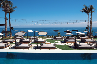 Ulu Cliffhouse pool and daybeds