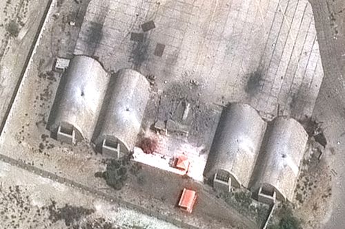 Nesta imagem de satélite fornecida pela Vantor, danos causados ​​por ataques aéreos de precisão em abrigos de aeronaves são vistos na Base Aérea de Konarak, Irã, domingo, 1º de março de 2026. 