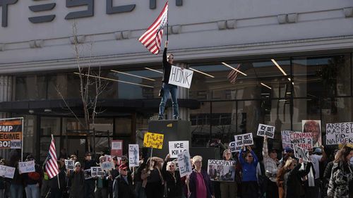 Manifestantes do lado de fora de uma concessionária Tesla no início deste mês.