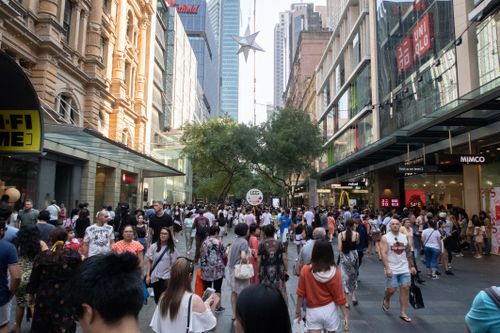persone che camminano nella trafficata area commerciale di Pitt Street a Sydney durante i saldi del giorno di Santo Stefano