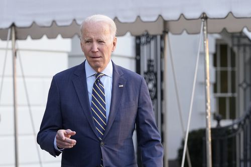 Președintele Joe Biden merge să discute cu reporterii înainte ca el și prima doamnă Jill Biden să se așeze la bordul Marine One pe peluza de sud a Casei Albe din Washington, miercuri, 11 ianuarie 2023