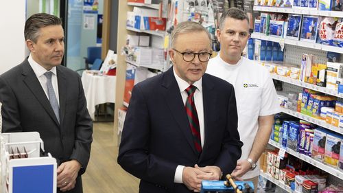 Le ministre de la Santé et des soins aux personnes âgées Mark Butler, le Premier ministre Anthony Albanese et Trent Twomey, président national de la Pharmacy Guild of Australia, lors d'un entretien à domicile lors d'une visite à Capital Chemist à Kingston, ACT, le mercredi 7 septembre 2022. Fedpol Photo : Alex Ellinghausen