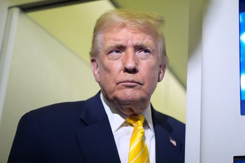 Donald Trump fala com repórteres no Air Force One a caminho de sua propriedade em Mar-a-Lago.