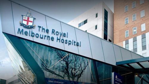 Un cluster de coronavirus engloutit le Royal Melbourne Hospital avec au moins sept patients, membres du personnel et visiteurs testés positifs.