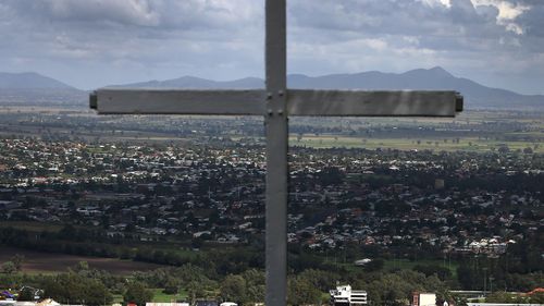 Tamworth will go into a snap lockdown from 5pm tonight, after a visitor with the virus visited from Newcastle.