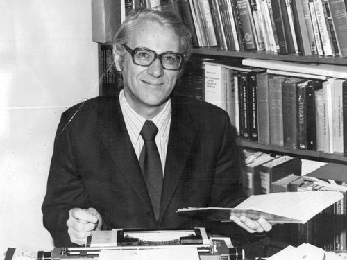 Dr. James Wright. "Dr Know" Sun Special writer, Photographed at his home on the North Shore. Typing the Dr Know column.. at 1,000 worlds an hour. August 11, 1975. (Photo by Keith Edward Byron/Fairfax Media).