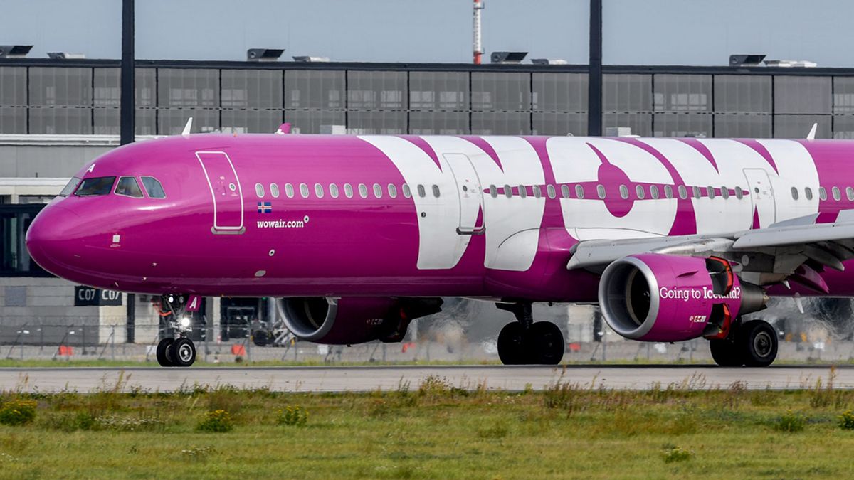 World News: Thousands stranded as Wow Air stops flying