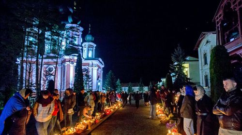 Believers make a line to to sanctify their easter breads during the Orthodox Easter celebrations at Curchi Monastery in Moldova. (AP).