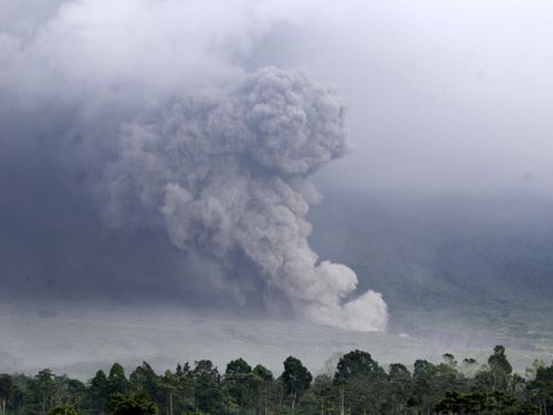 Une coulée pyroclastique roule sur la pente du mont Semeru lors d'une éruption à Lumajang, Java oriental, Indonésie.