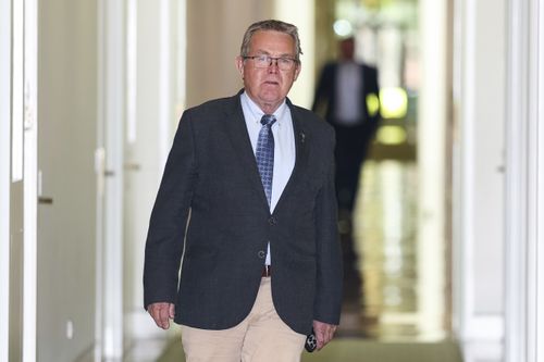 Nasyonal Parti Milletvekili Colin Boyce, Parlamento Binası'nda toplantıya katılıyor.