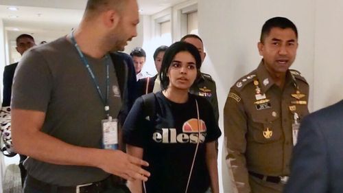 Saudi Arabia woman who seeking for asylum Rahaf Mohammed al-Qunun (C) chats with Thai Immigration Police Chief Surachet Hakparn.