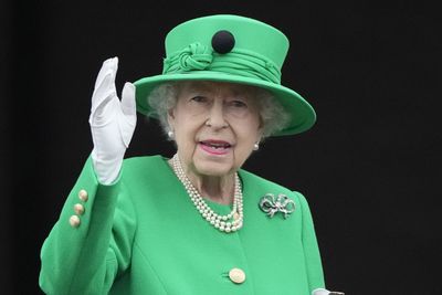 Queen Elizabeth closes Platinum Jubilee weekend with balcony appearance, Sunday
