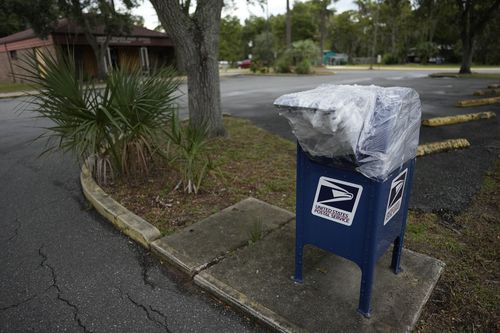 在飓风阿达利亚预计抵达之前（2023 年 8 月 29 日星期二），佛罗里达州斯滕哈奇邮局外的邮箱被保鲜膜密封。