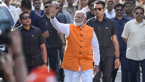 Выборы в Индии 2024 года. Премьер-министр Индии Нарендра Моди машет рукой людям, прибывая, чтобы проголосовать во время третьего этапа национальных выборов в Индии, в Ахмадабаде, Индия, 7 мая.