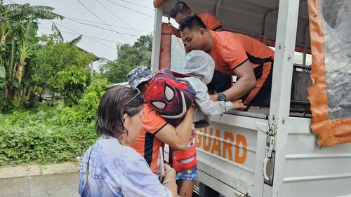 Nesta foto, fornecida pela Guarda Costeira das Filipinas, os residentes são evacuados para locais mais seguros enquanto o tufão Kalmaegi se aproxima da área de Guiuan, província de Samar Oriental, centro das Filipinas, na segunda-feira, 3 de novembro de 2025. (Guarda Costeira das Filipinas via AP)