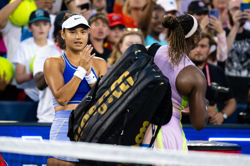Emma Raducanu applauds Serena Williams as she walks off the court after their match at the Cincinnti Masters. Photo: Robert Prange