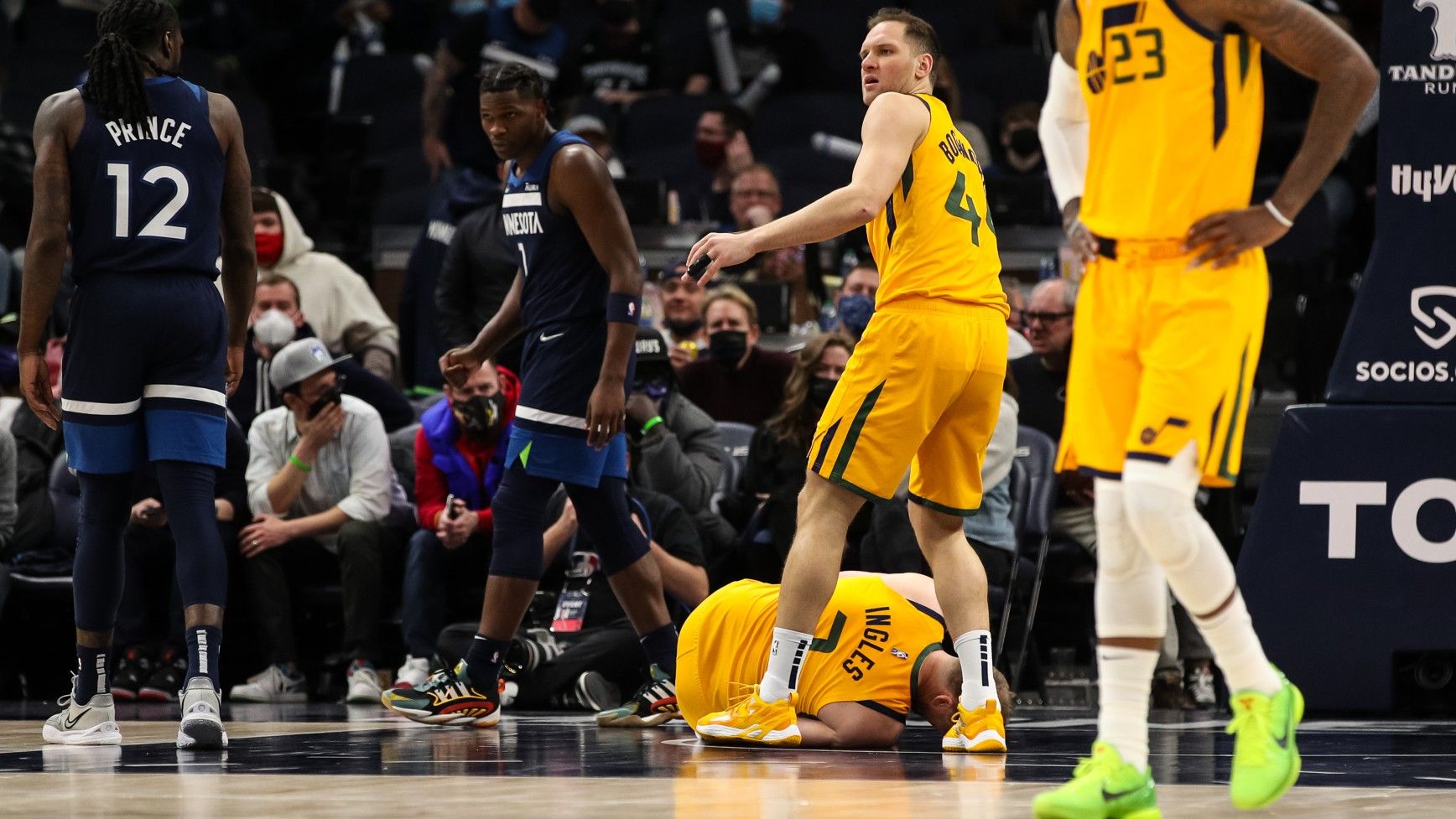 Aussie NBA star Joe Ingles to have MRI on knee after worrying collapse during game