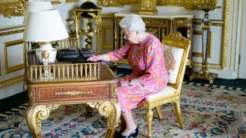 The Queen tweets official thank-you for 90th birthday celebrations 