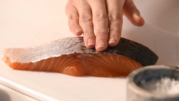 How to make crisp salmon skin