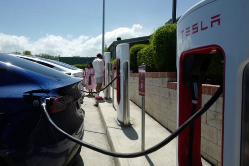 Tesla Supercharger em uso para Port Macquarie em 23 de dezembro de 2023 no Porto de Macquarie, Austrália. Os carros elétricos estão crescendo em um democrático na Austrália, com 2023 para um recorde de um ano para as vendas e 2024 provam ser muito maiores. Não obstante, essas cobranças de vendas não são mantidas com demanda e os governos e as autoridades locais exigirão mais investimentos para crescimento futuro e popularidade de veículos elétricos na Austrália