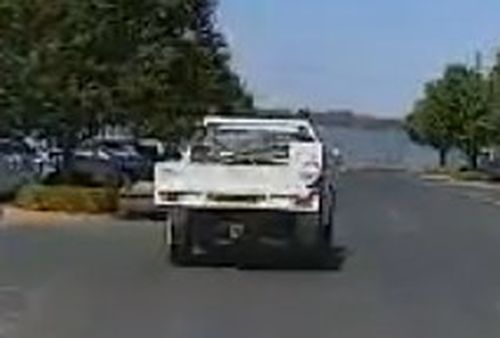 A polícia está procurando um carro enquanto se amplia a caça a um homem acusado de atirar em três pessoas no centro-oeste de NSW. Julian Ingram, também conhecido como Julian Pierpoint, é procurado por um mandado pendente por suposto assassinato e ainda está fugindo. A polícia disse que o homem de 37 anos foi visto pela última vez dirigindo um utilitário Ford Ranger de cabine dupla com registro NSW DM-07-GZ.