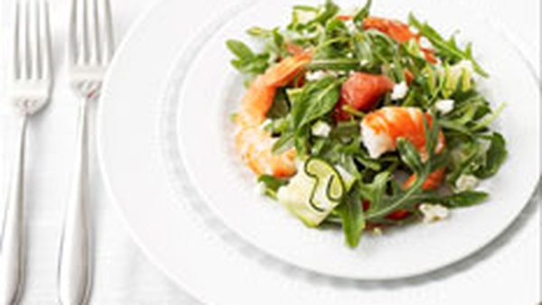 Prawn salad with pink grapefruit, zucchini and feta