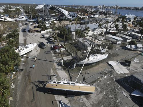 Na tym zdjęciu z drona łodzie są rozrzucone wśród przyczep kempingowych po przejściu huraganu Ian na wyspie San Carlos w Fort Myers Beach na Florydzie, czwartek, 29 września 2022 r.