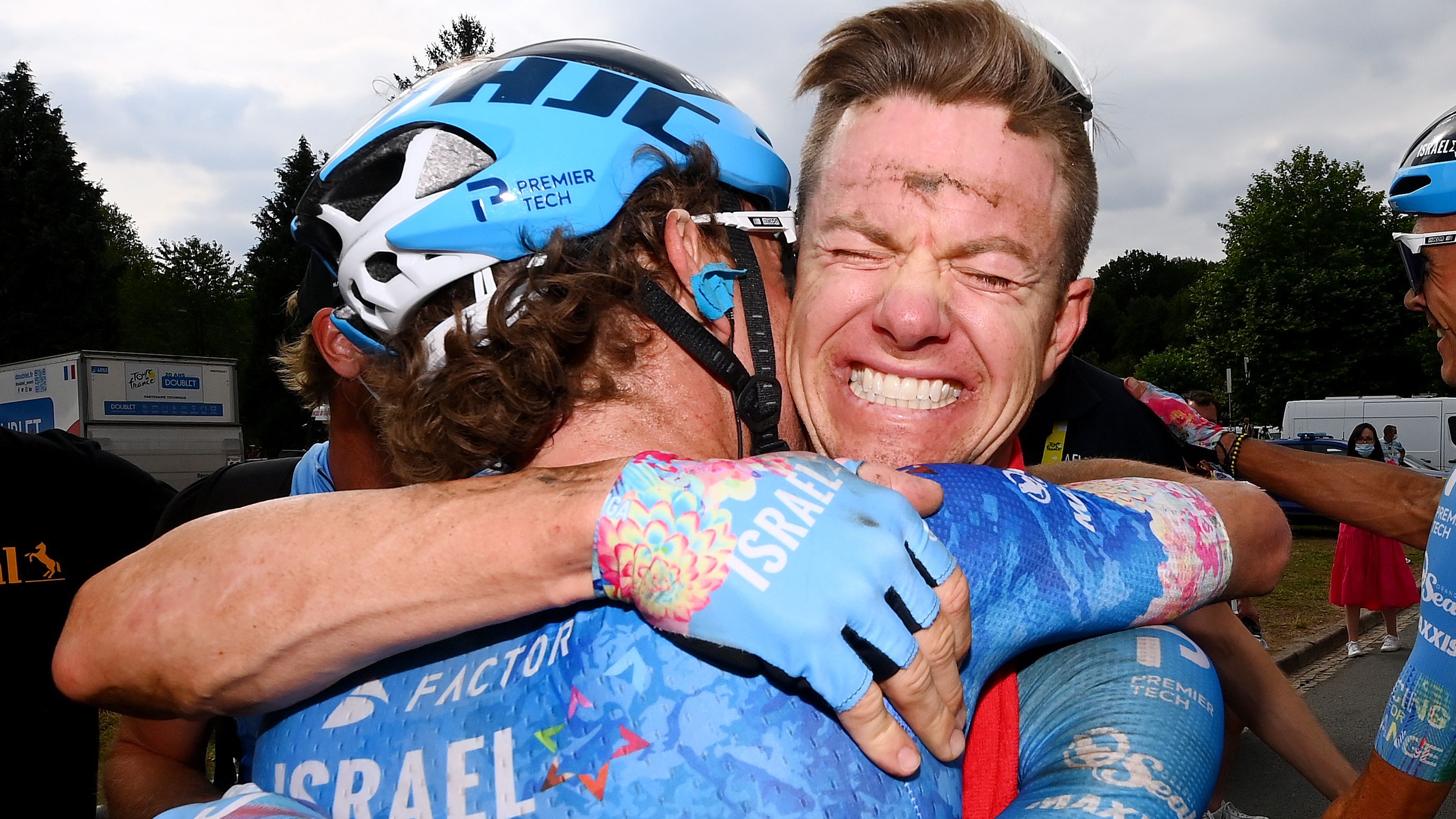 Australian Simon Clarke wins crash-marred Tour de France stage five