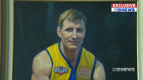 Unique collectors' items from the coaches' box used by Adam Simpson and Ross Lyon will be sold to the highest bidder. (9NEWS)