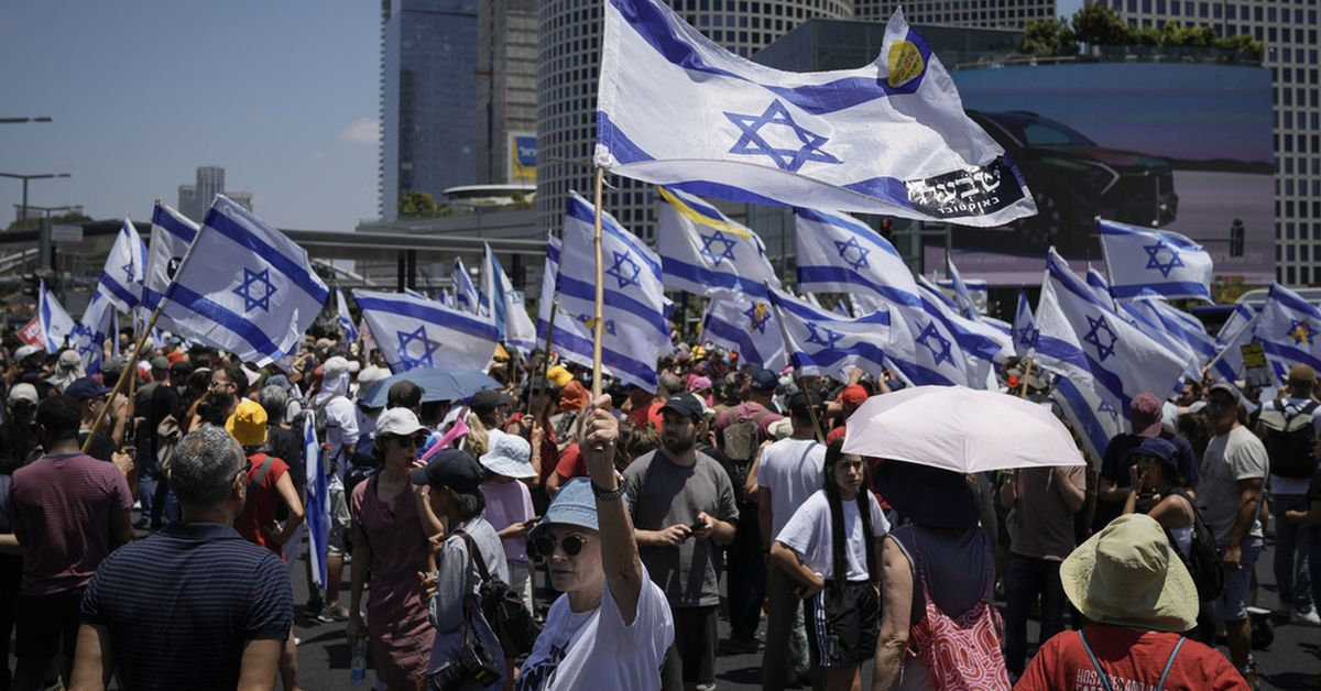 I manifestanti israeliani bloccano le strade e chiedono un cessate il fuoco per la restituzione degli ostaggi