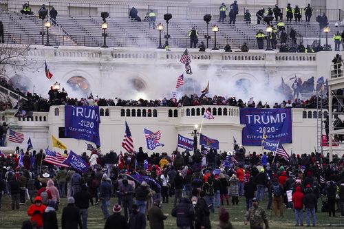 Des manifestants violents, fidèles au président Donald Trump, ont pris d'assaut le Capitole le 6 janvier 2021 à Washington. 