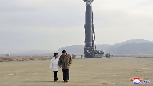 Северная Корея представила малоизвестную дочь своего лидера Ким Чен Ына на месте запуска ракеты.