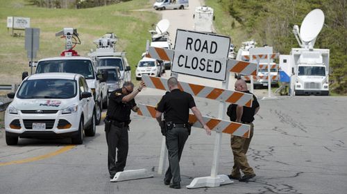 Authorities set up road blocks at the intersection of Union Hill Road and Route 32 at the perimeter of a crime scene, in Pike County, Ohio. (AAP)