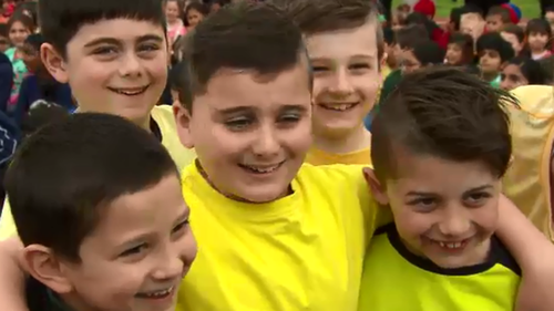 Zach was all smiles with his colour coordinated friends. (9NEWS)