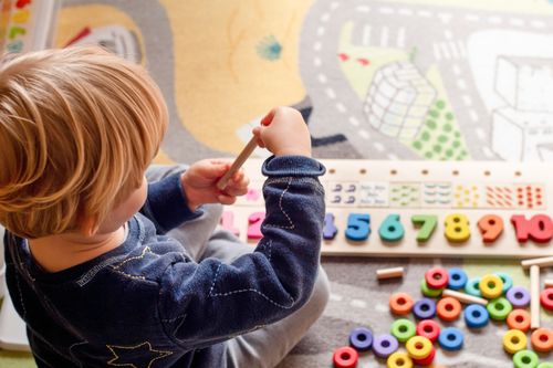 Garderie préscolaire enfant en bas âge jouant à l'éducation préscolaire apprenant les enfants