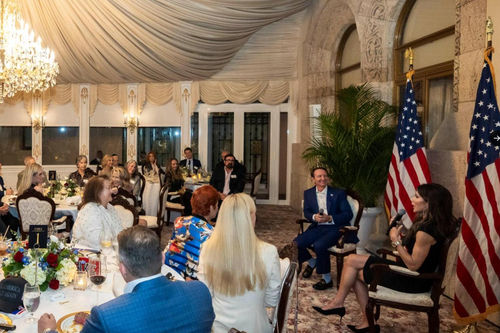 Pauline Hanson apareceu sentada ao lado da pessoa mais rica da Austrália e magnata da mineração, Gina Rinehart. 