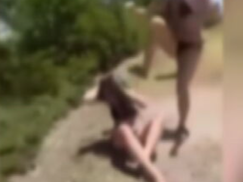 Un attacco disgustoso sulla spiaggia ha visto una ragazza di 13 anni presa a calci, schiaffeggiata e calpestata da due ragazze.