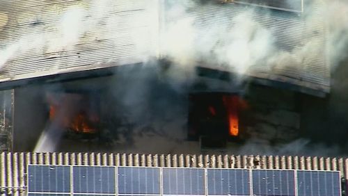 L'incendio si è diffuso rapidamente ad altre case.