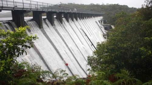 Residents downstream from NSW dam urged to prepare for evacuation