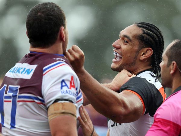Martin Taupau (l) shapes up to former Manly prop Jason King. (AAP)