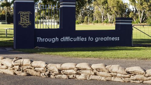 Residents in the New South Wales Central West town of Forbes are barricading their homes and businesses with sandbags as they prepare to evacuate.