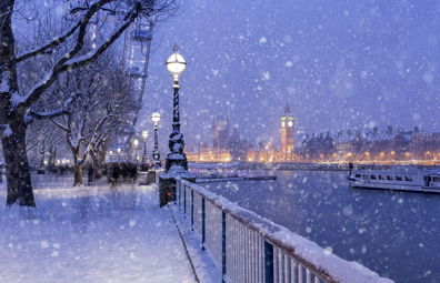 Snowing on Jubilee Gardens in London | UK white Christmas