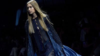 <p>Gigi Hadid has a pretty good idea about what works for her. Beachy blonde wave, leg-baring shorts and mini-skirts and ex-boyband members such as Joe Jonas and Zayn Malik... well Joe didn't quite work.</p>
<p>There's one trend, however, that she consistently turns to through rain or shine that adds instant drama to the most basic ensemble and it's the duster coat.</p>
<p>Earlier this week Gigi sent germaphobes racing to their hand disinfectant at the sight of Gigi's pristine white coat dragging along the streets of New York. While the Napisan bill for this bleach job will be significant the coat distracted the eye from Gigi's style-deficient grey tracksuit.</p>
<p>Gigi may be loyal to the overall trend but she's happy to mix it up with textures and prints. Here's her top coat moments.</p>