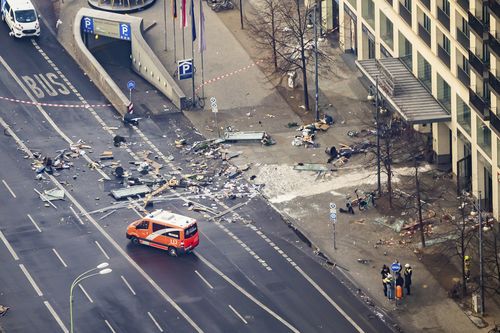 Resturile se întind peste fața Hotelului Berlin după explozia acvariului din vremea rece.