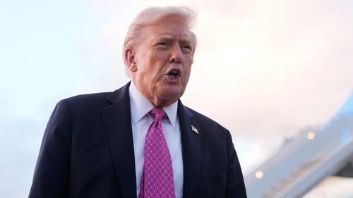 O presidente Donald Trump fala aos repórteres após chegar no Força Aérea Um, sexta-feira, 17 de outubro de 2025, no Aeroporto Internacional de Palm Beach, em West Palm Beach, Flórida.